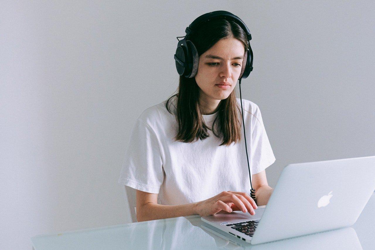 Scribie vs. GMR Transcription: How Fast Do You Need Your Transcript?